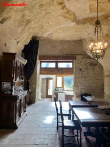 een keuken en eetkamer met een tafel en stoelen bij Clos Lussault - 4 gîtes, separate or together in Lussault-sur-Loire