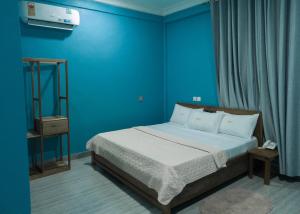 Una cama o camas en una habitación de Jackie Grand Hotel
