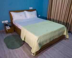 Una cama o camas en una habitación de Jackie Grand Hotel