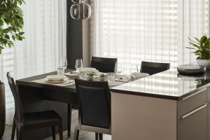 苏黎世THREE POINT Apartments的一间带桌椅的厨房和一间用餐室