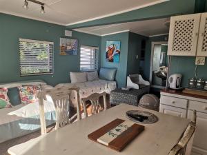 cocina y sala de estar con mesa y dormitorio en Schafli Manor Wild Coast, en Chintsa