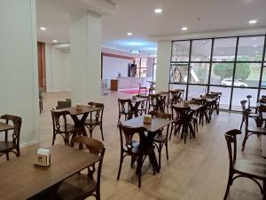 a restaurant with tables and chairs in a room at HOTEL MAESTRO EXECUTIVE PATO BRANCO in Pato Branco