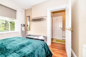 een slaapkamer met een bed en een raam bij Flat 4, 2 Victoria Street in Armagh