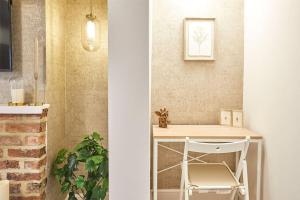 two images of a desk and a chair in a room at Bridge Cottage in Yarm in Yarm