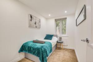 Giường trong phòng chung tại Elegant Bolton Abode - Sleeps 10
