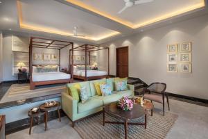 Anand Kashi by the Ganges Rishikesh - IHCL Seleqtions客房内的一张或多张床位