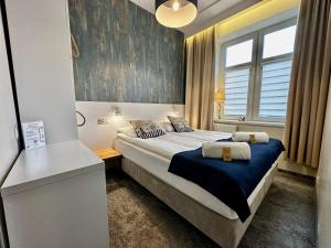 sypialnia z dużym łóżkiem i oknem w obiekcie SeaSide Sopot - tuż przy plaży w mieście Sopot