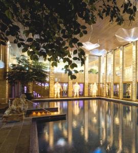 - une grande piscine dans un bâtiment dans l'établissement Villa de Duinen - Adults Only, à Noordwijk aan Zee