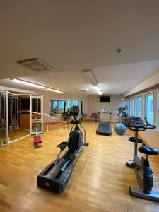 un gimnasio con cintas de correr y bicicletas estáticas en una habitación en 2Home Stockholm South, en Estocolmo