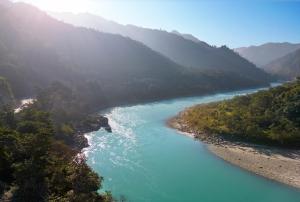 una vista aérea de un río en un valle en Anand Kashi by the Ganges Rishikesh - IHCL Seleqtions, en Rishīkesh