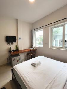 - une chambre avec un lit, une fenêtre et un bureau dans l'établissement The Alley Saigon Hotel, à Hô-Chi-Minh-Ville