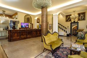 uma sala de estar com uma cadeira e um lustre em Hotel Due Mari em Sestri Levante