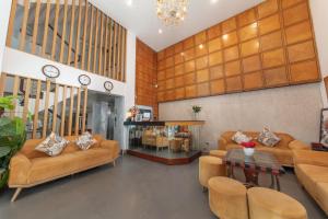 Golden Sunshine Villa Hotel and Travel في هانوي: غرفة معيشة مع كنب وطاولة