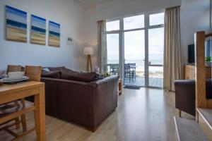 Μια τηλεόραση ή/και κέντρο ψυχαγωγίας στο 2 Bed Beach House in a fantastic sea front setting