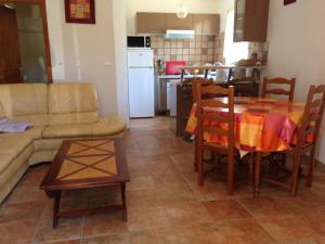 Η κουζίνα ή μικρή κουζίνα στο Maison Les Pieds dans l eau