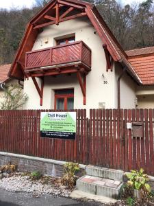 uma casa com uma vedação e um cartaz à frente dela em Chill House em Miskolc