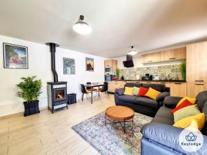 a living room with a couch and a fireplace at Villa Marie France - avec jacuzzi et sauna - Plaine des Cafres in Le Tampon