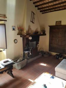 a living room with a fireplace and a couch at il salotto dei calanchi in Civita di Bagnoregio