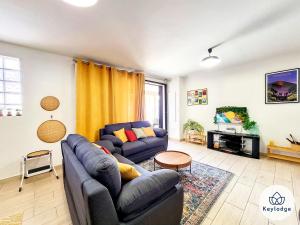 a living room with a couch and a table at Villa Marie France - avec jacuzzi et sauna - Plaine des Cafres in Le Tampon