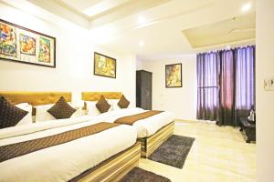 - une chambre d'hôtel avec 2 lits dans l'établissement Hotel Olive New Delhi, à New Delhi