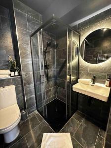 Stylish studio for 3 near Regent’s Park n3 في لندن: حمام مع دش ومرحاض ومغسلة