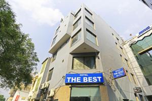 ニューデリーにあるHotel Olive New Delhiの最高の看板を持つ建物