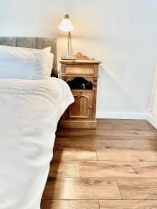um quarto com uma cama e uma mesa com um candeeiro em Park Broom Lodges - Caldew House - Eden House - Petteril House em Carlisle