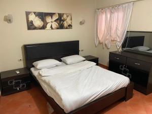 1 dormitorio con 1 cama grande y vestidor en Porto Elsokhna pyramids Family en Ain Sokhna