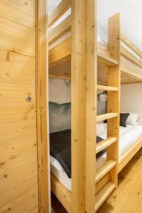 drewniany domek z 2 łóżkami piętrowymi w obiekcie Echo du Pleney A001 w mieście Morzine +7 zdjęć