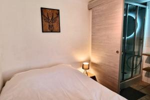 a bedroom with a bed and a picture on the wall at Au petit Payolle - Appartement type Chalet sur le Lac de Payolle in Campan