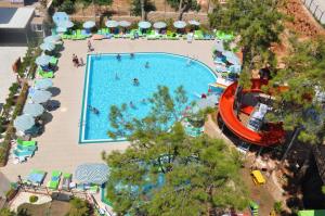 einen Blick über den Pool eines Resorts in der Unterkunft Greenlife hotel in Alanya