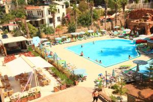 einen Blick über den Pool eines Resorts in der Unterkunft Greenlife hotel in Alanya