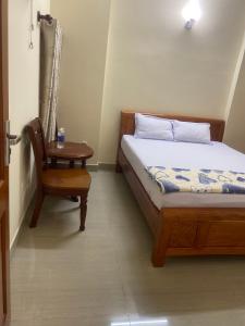 Cama o camas de una habitación en Nhà Nghỉ KHÁNH NGỌC