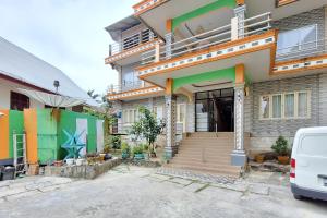 a white van parked in front of a house at Hotel Jelita Mentawai Redpartner in Tua Pejat