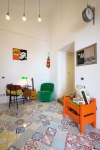 - un salon avec une table et une chaise verte dans l'établissement MAD Bed & Breakfast, à Palerme