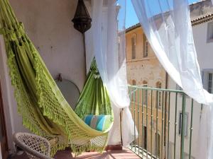 een hangmat op een balkon met een raam bij île en Provence in Martigues