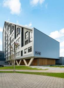 a building with a sign on the side of it at Studio encantador no Parque Una com estacionamento incluído in Pelotas