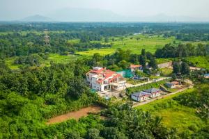 カルジャットにあるStayVista's Amorist Villa - Amidst Greenery with Terrace, Kids Zone, Snooker Table, Turfの田地家の空見