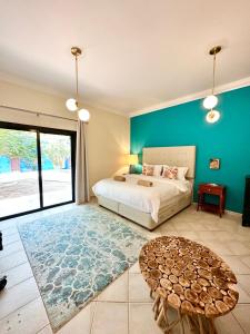 sypialnia z łóżkiem i niebieską ścianą w obiekcie DARÏ w Dubaju