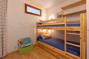 a bedroom with bunk beds in a cabin at Le Cocon des Angles - Proche station de ski in Les Angles