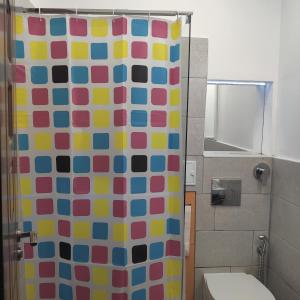 y baño con aseo y cortina de ducha. en Center Walk Studios en Bucarest