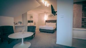 Llit o llits en una habitació de OYO Newquay Beach Hotel