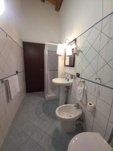 y baño con aseo y lavamanos. en Kamikos Casa Vacanze, SICULIANA, en Siculiana