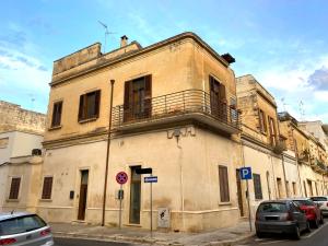 un edificio antiguo con un balcón en el lateral de una calle en Casa Chiara, roof terrace, 100m to the historical center en Lecce