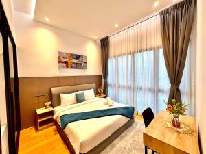 um quarto de hotel com uma cama e uma janela em The Luxe Colony KLCC BY Infinitum em Kuala Lumpur