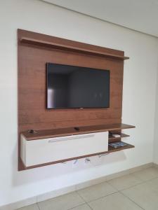 una TV a schermo piatto appesa a un muro di Casa de temporada a Piauí
