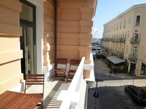 einen Balkon mit Stühlen und Straßenblick in der Unterkunft Berringer, Knurrhahn, direkt an der Promenade in Warnemünde