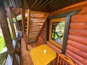 una cabina vuota con tavolo in legno e finestra di Pid Playem a Volovets
