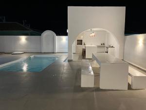 a room with a pool and a table and a kitchen at Casa nova - Praia Linda, São Pedro da Aldeia in Iguaba Grande
