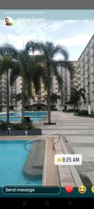 une photo d'une piscine bordée de palmiers dans l'établissement Condo by Bambie near NAIA airport, à Manille